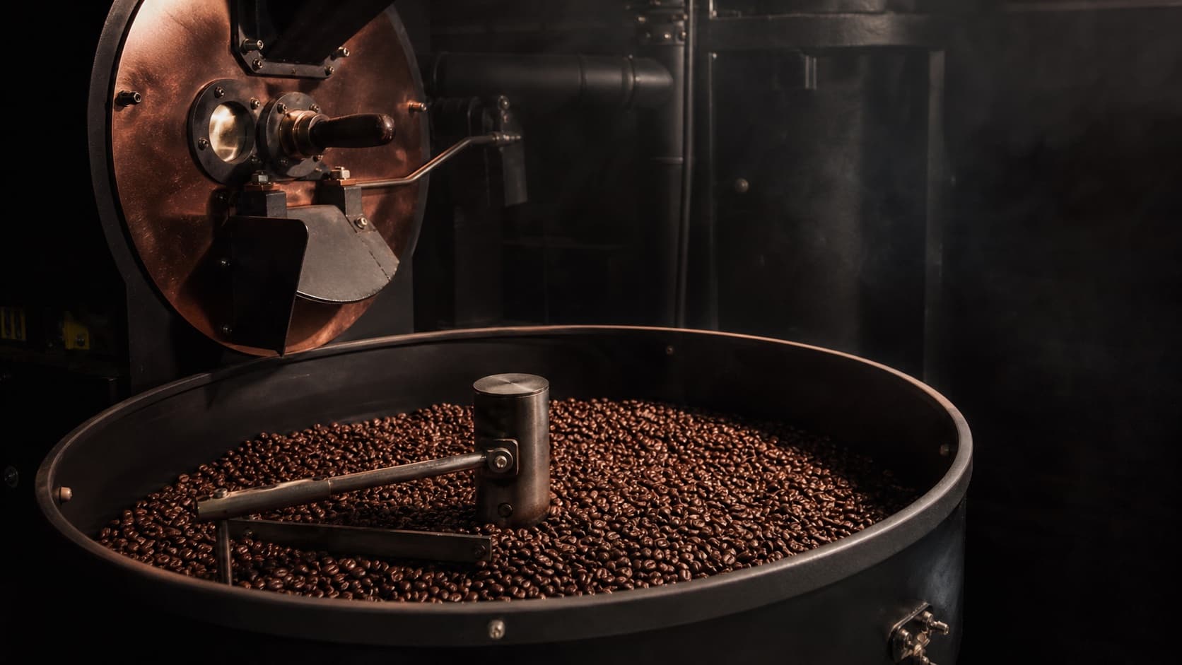 Caffè appena tostato nel vassoio di raffreddamento